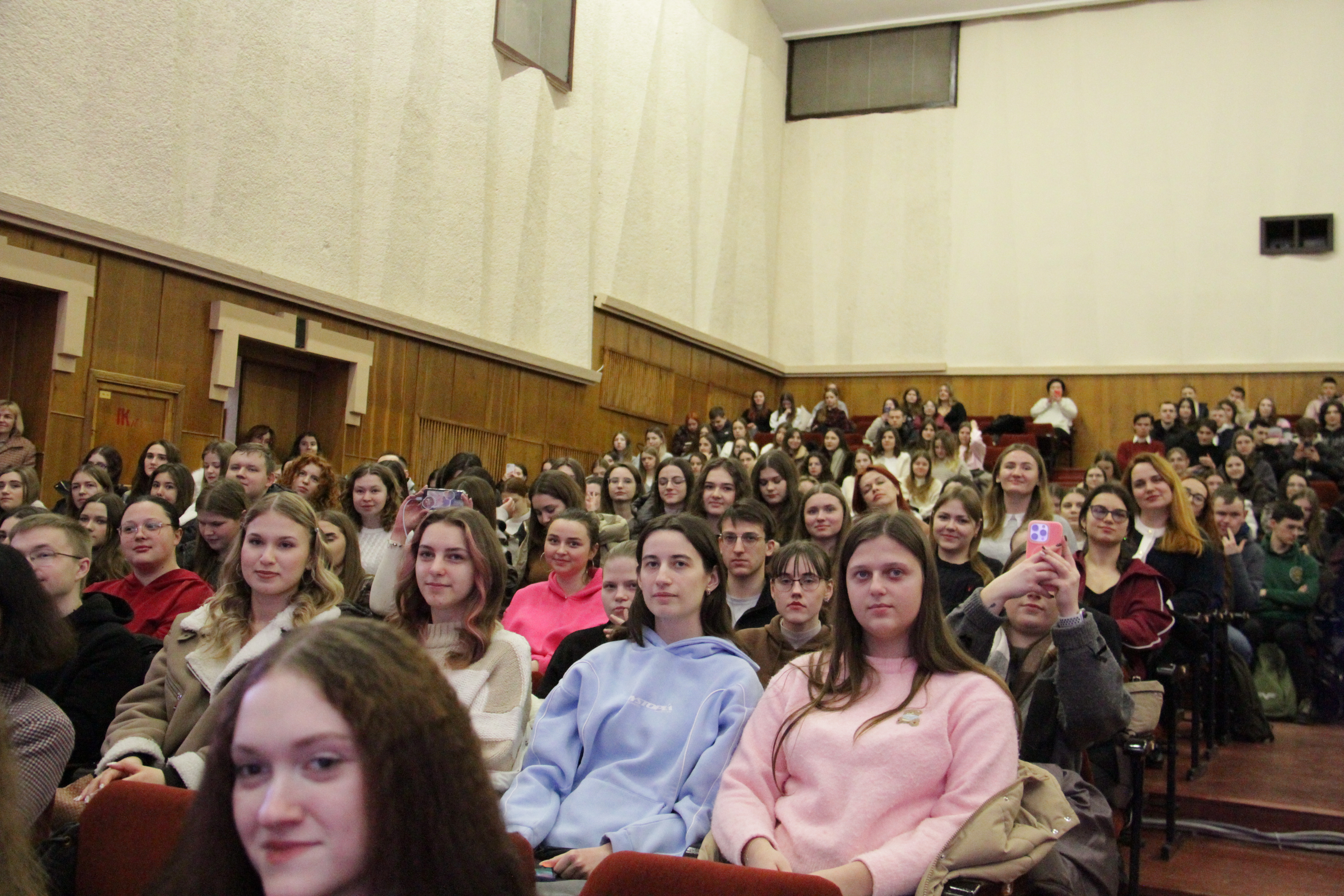 Studenty, prysuti na zustrichi z Serhiiem Prytuloiu